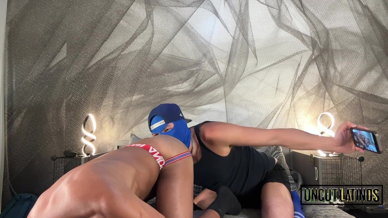Uncut Latinos: Il Delinquente Cholo Con Maschera Muscolare Scopa Un Grosso Culo...