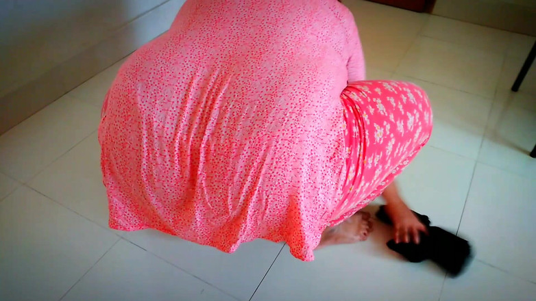 Aria Mia: Desi tchýně se zasekne pod stolem při úklidu jídelny.