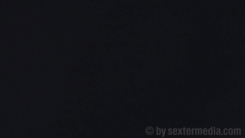 Sextermedia by Pete: Une pute dorée sous la douche aime les jeux de...