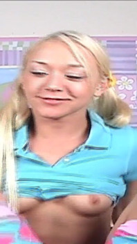 Cute Teenie Blonde Girl Live Streaming Masturbation