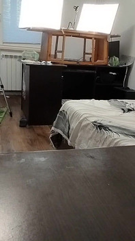집에서 알몸으로 운동하는 섹시한 마누라. 팬티 스타킹을 신은 섹시한 갈색 머리