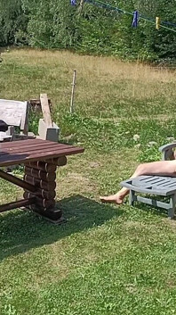 Beim Aufhängen der Wäsche