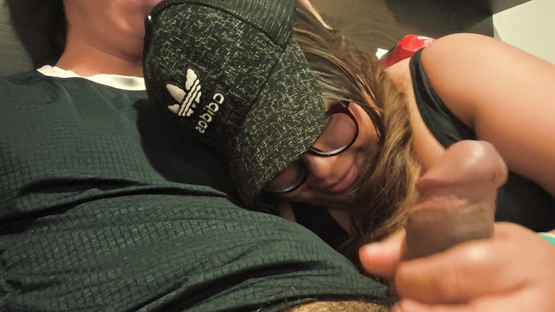 Moo DBOXXX: 私とシングルマザーが一緒にベッドにいるのに、彼女は私のミルクを全部抜き出そうとしています