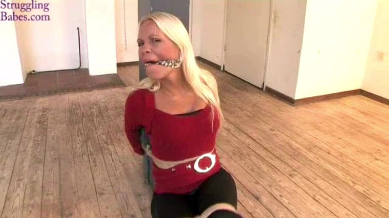 Submissed: Natalie Pole-diikat Cleavegagged