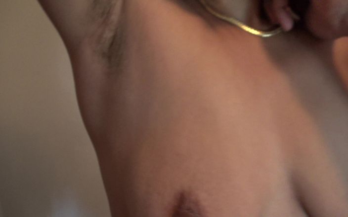 Stepmom Susan: Madrastra francesa madura muestra su peludo coño en primer plano