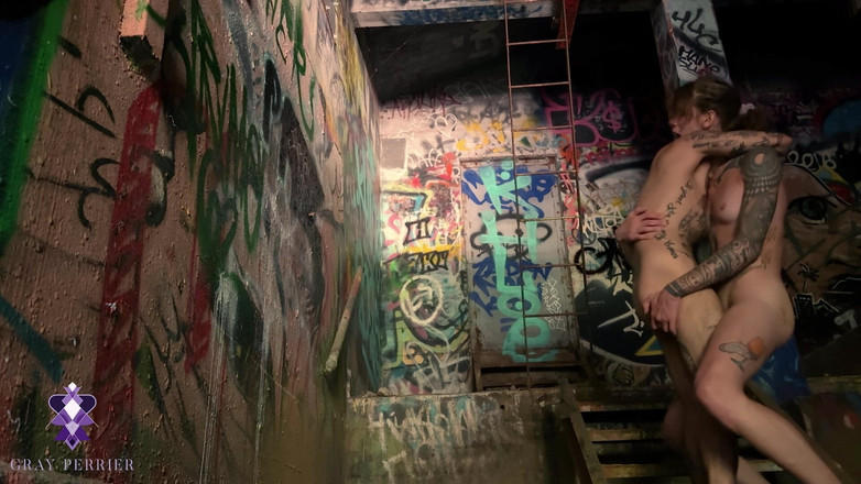 Gray Perrier: O fată transsexuală a prins futând un transsexual într-o clădire abandonată