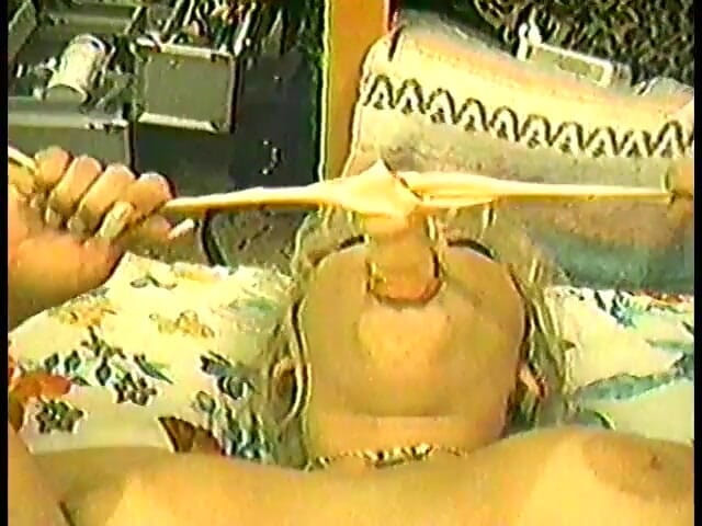 Old Good Porn: 이 섹스 토이를 사랑하는 거유 금발의 보지를 뻗는 Speculum play