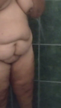 Ik vind de grote BBW van mijn stiefmoeder badend