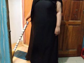 Aria Mia: 当邻居男孩看到她的大奶子和屁股被勾引并射精时，沙特热辣阿姨扫房子 - boruqa和穆斯林头巾阿姨