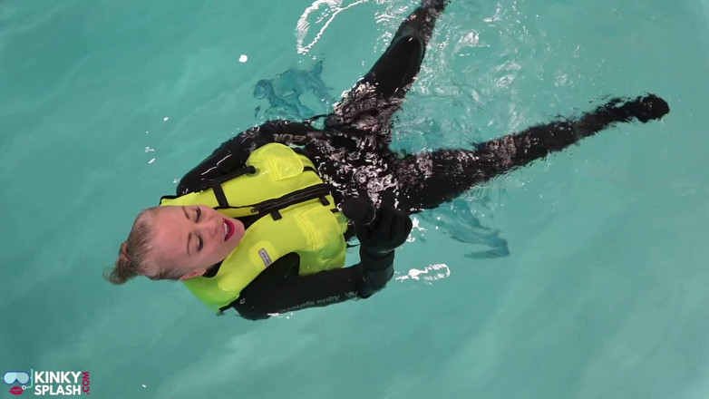 UKCuteGirl Lucy Lauren: Lussuria neoprene: gonfiabile vestaglio Snorkel Piacere in piscina