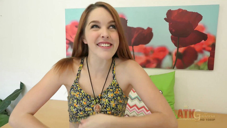 ATKIngdom: Sexy zrzka Aarmana Miller se dotýká sama sebe