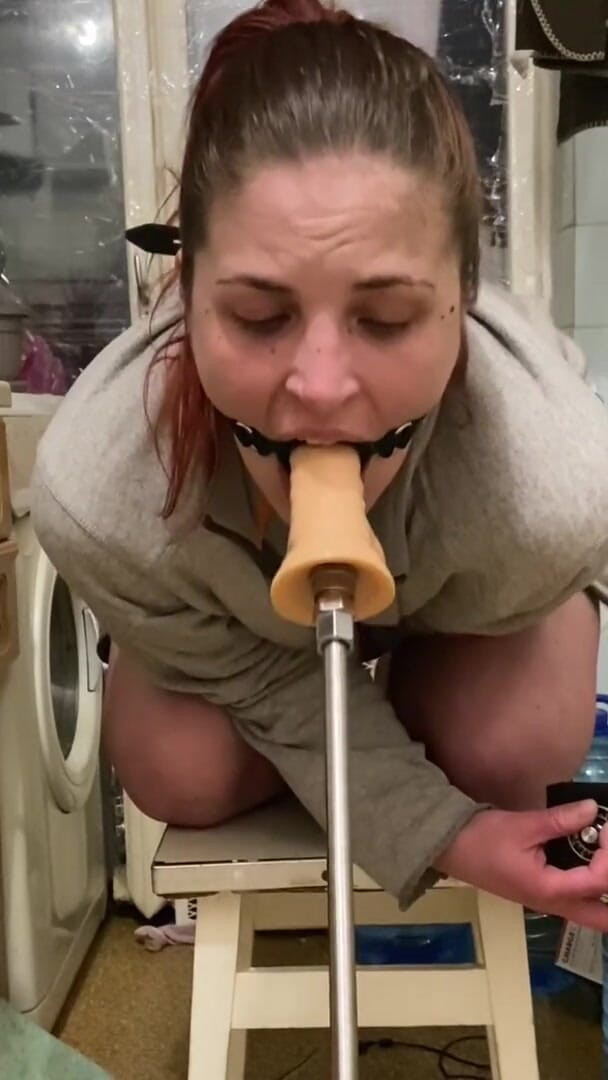 Elena917: Machine à baiser à travers un anneau de bouche
