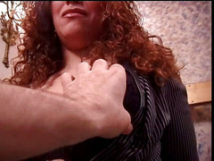 Dark Dungeon Secrets: Rothaarige mit dicken titten bekommt ihre titten für eine action...