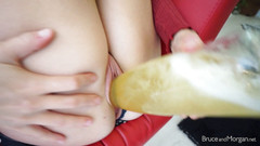 Bruce-and-Morgan: Butelka jebanie na czerwonej kanapie