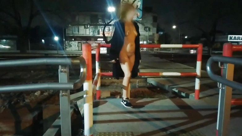 Activecouplearg: 街上的性爱被陌生人赤身裸体走过城市