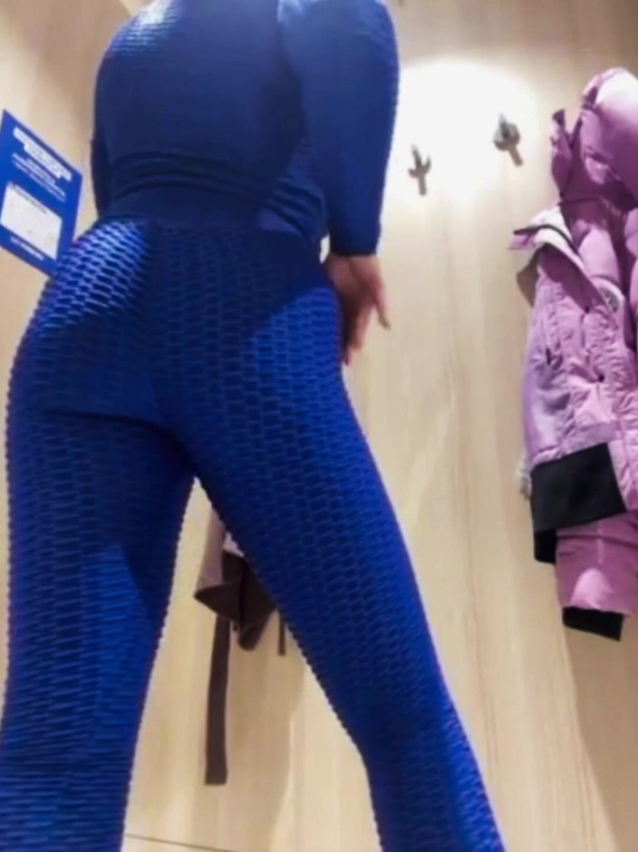 JuiceLussie: Extreme Squirting in the Locker Room