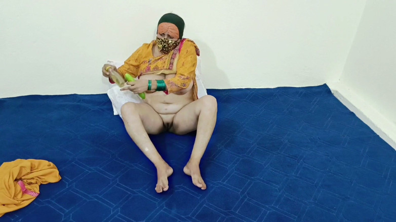 IndianDesiBabhi: Sexy desi sexy tetička s velkými prsy orgasmus s okurkou