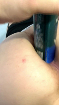 Manžel pomáhá šukat manželce zadek deodorantovým dildem, které vytváří lahodný krém v její kundičce
