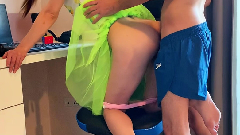 AmateurWifeXx: Вітчим випадково помиляється зі своєю падчеркою за дружину, залишивши падчерку вагітною.