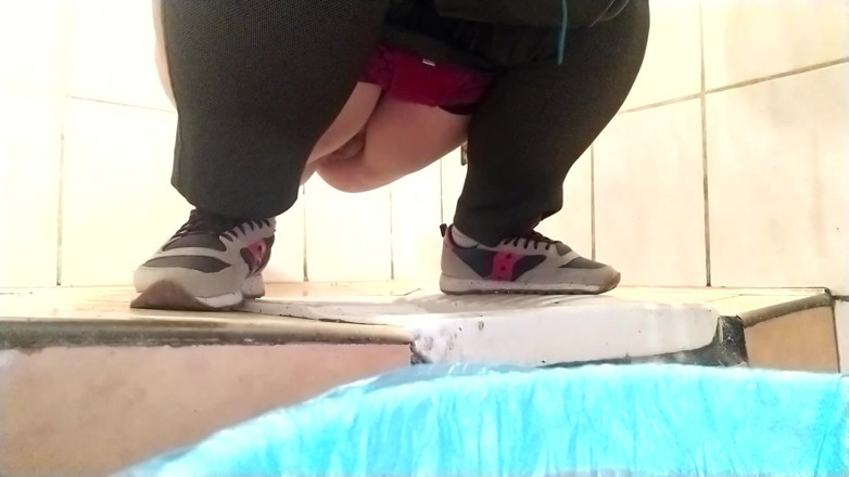 Elena: BBW-MILF pisst und wischt ihre muschi in einer toilette