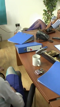 Bos berfantasi tentang mengongkek pekerja seksinya dengan buah dada besar dan pepek ketat