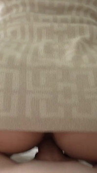 Ich beschloss, den Teppich zu nehmen, aber nahm das mädchen am ende mit mir nach hause