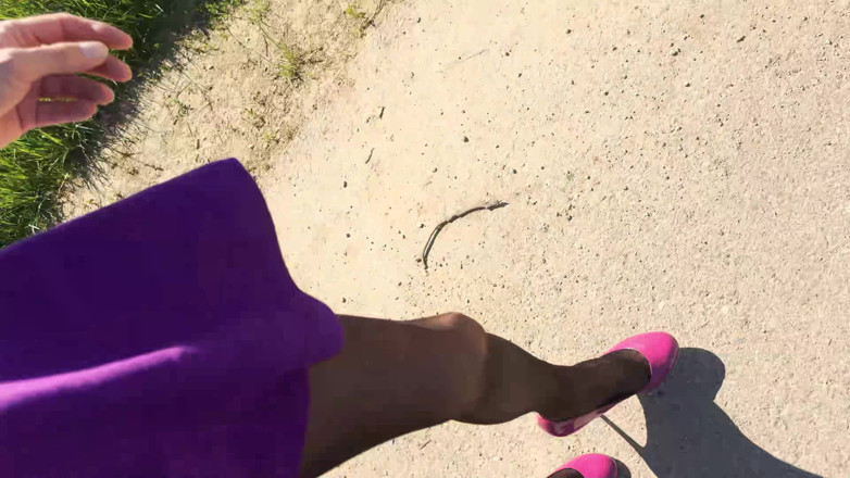 Loreleyadd: Sissy urinează spontan în noii ei ciorapi în timpul unei pauze