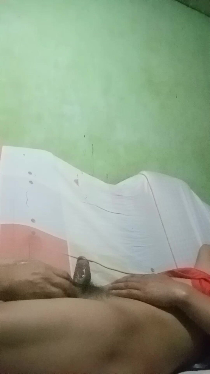 Talahib23: 一个在农场工作的年轻人的肥鸡巴