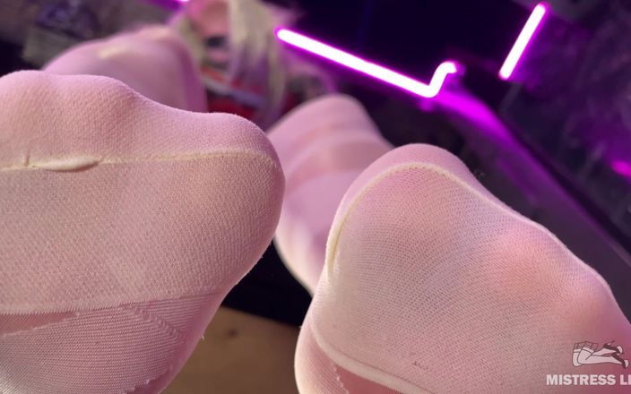 Mistress Legs: バーカウンターの上の白いパンストを履いた愛人の足元