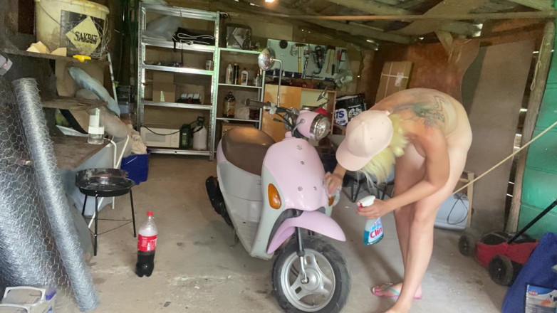 Cuteblonde666: Chlupatá holka - čištění motorky