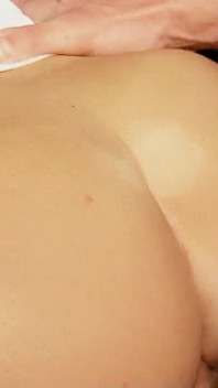 Dünnes teen April Blue masturbiert und wird von ihrer besten freundin erwischt