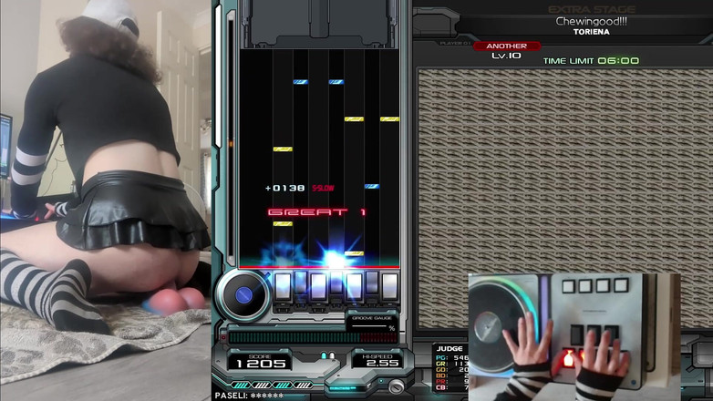 Rainbow Femboy: Femboy Raine jazda zabawki podczas gry Beatmania Iidx