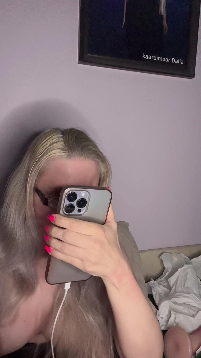 FinDom Goaldigger: Kalın gözlüklü sakso çekiyor ve çıplak dans ediyor