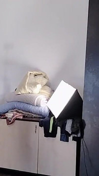 Sexy Latina Probiert Und Schneidet Kleidung an. Sexy Latina Mit Behaart