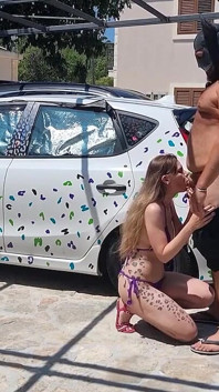 Gorąca brunetka loszka z dużymi piersiami daje ładne obciąganie na parkingu