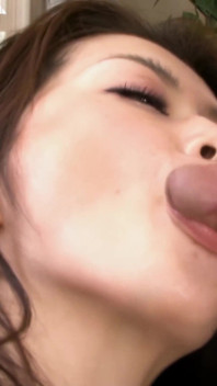 Japonesa gostosa com meias sensuais como inserções de pau duro e legumes
