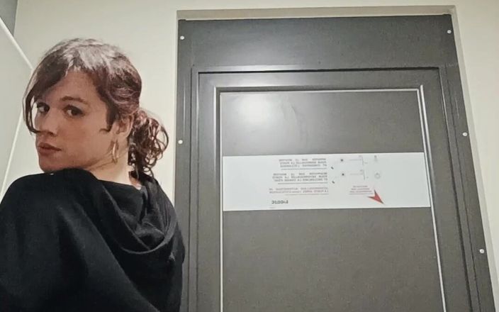 Launiexxxx: Trisha leker med sig själv och hennes röv