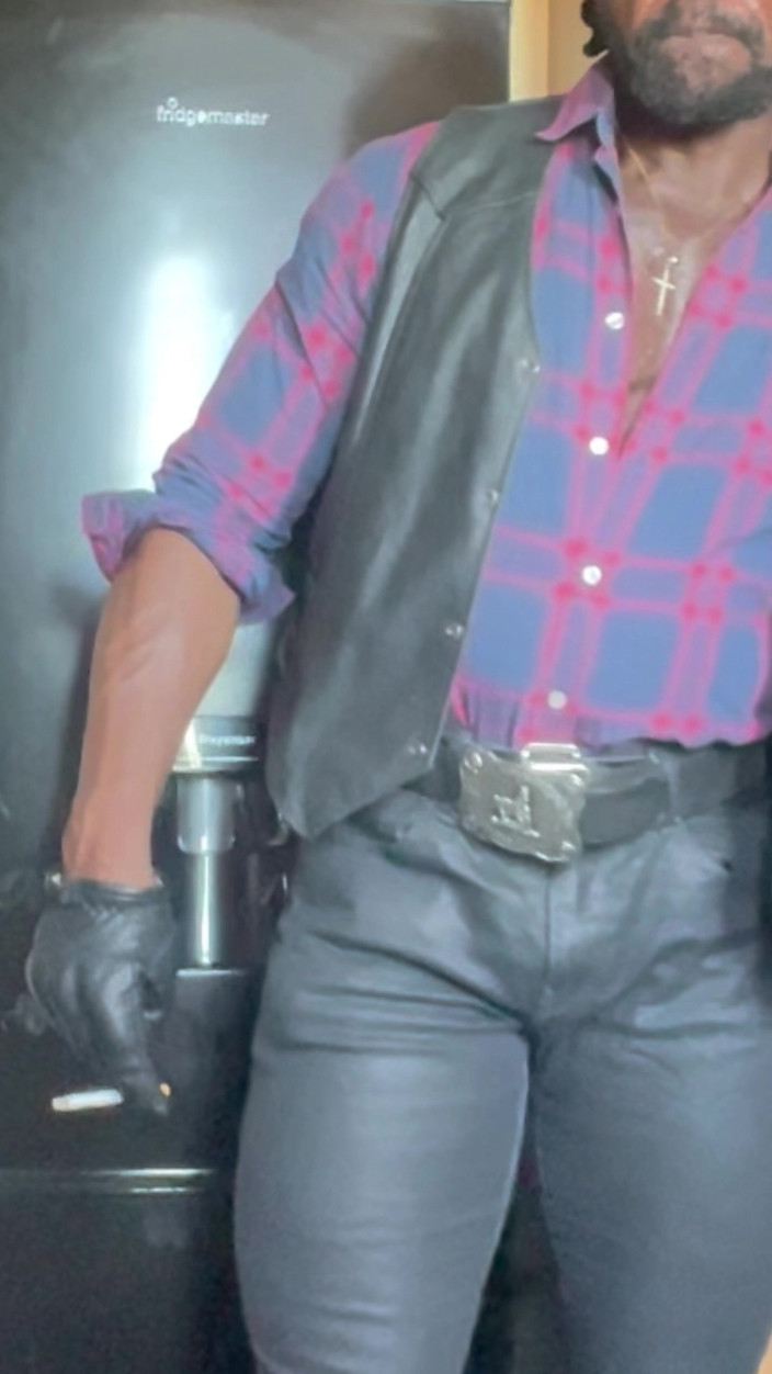 Black smoking muscle stepdad: Svart läder röker pappa