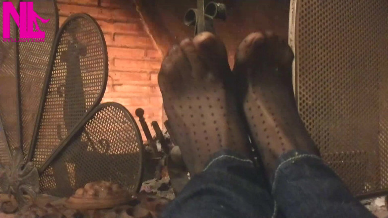 Nyllady: Menghangatkan Kaki Saya Yang Dihangatkan Di Pendiangan