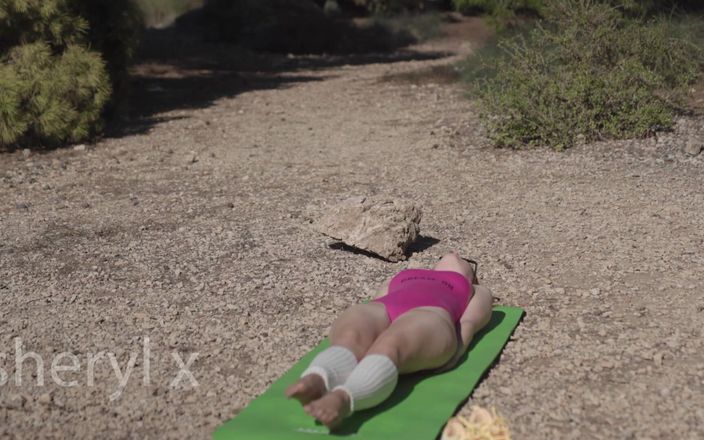 Sheryl X: Yoga al aire libre en pantimedias en el bosque