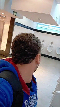 Me Pillaron Presumiendo En El Baño De Hombres Con Una Polla Blanda Y Casi Me Echan