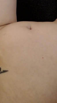 Une chatte caresse au corps sexy