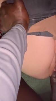 Atrapando a una chica traviesa en la cama
