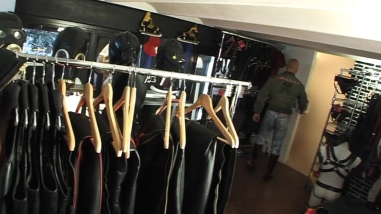 HARD PORN STUDIO: Cazzo duro con abiti fetish da cattivi ragazzi