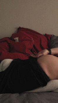 Rutina matutina. Femboy no puede evitar follado de almohada imaginando tu culo apretado lleno de su semen