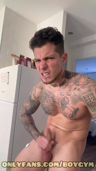 Anh chàng xăm mình cơ bắp với con cu mập mạp nói chuyện tục tĩu với bạn boygym