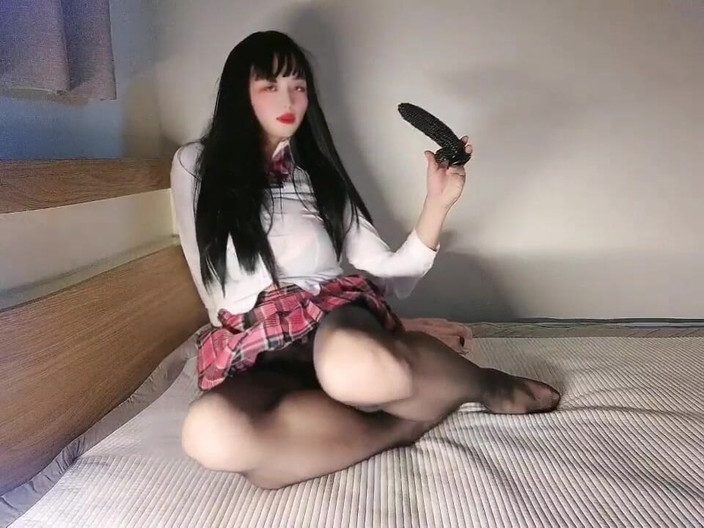 Harinni: Шаловливая сучка-студентка пробует огромный дилдо в форме кукурузы и оргазмы с ее сисси-киской и большим членом сразу