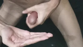 Un giovane ragazzo masturba un grosso cazzo