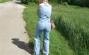 Femdom Austria: O curvă blondă își udă pantalonii de pișat