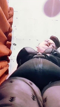 Cewek seksi dengan stoking nilon dengan stoking seksi ini habis-habisan